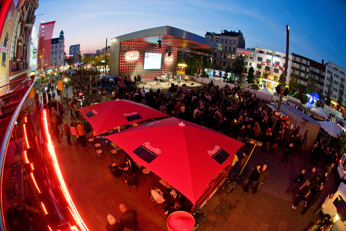 Reeperbahn Spielbudenplatz abends Sightseeing Kontor ESC Party