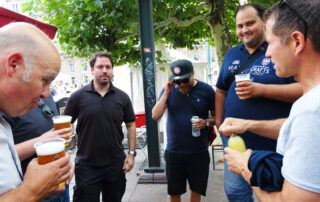 stadtrundgang mit biertasting maennergruppe