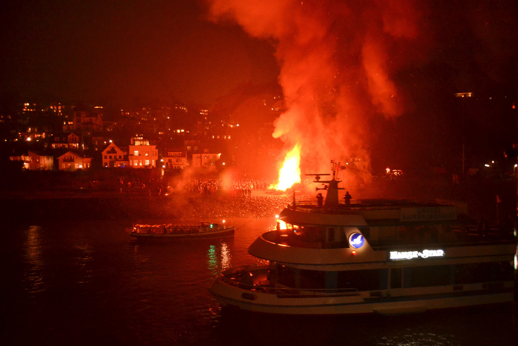 Hafenrundfahrt zu den Osterfeuern an der Elbe