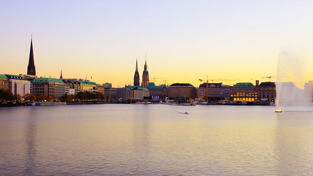 kirschbluetenfest an der alster in hamburg