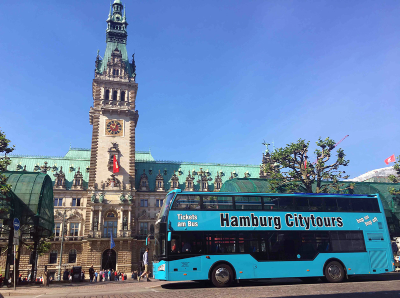 stadtrundfahrt-hamburg-rathausmarkt-doppedeckerbus-klein.jpg