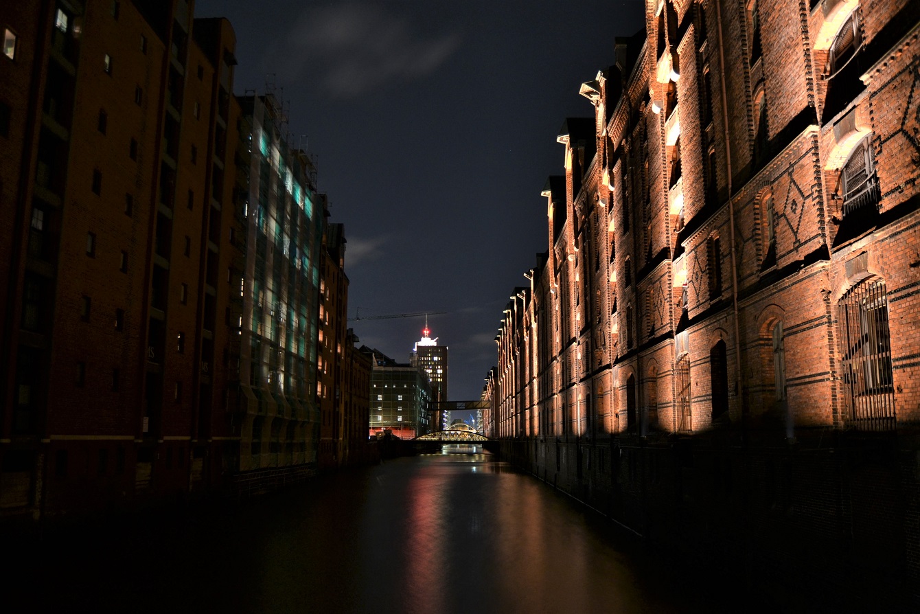 speicherstadt rundgang nachts am fleet