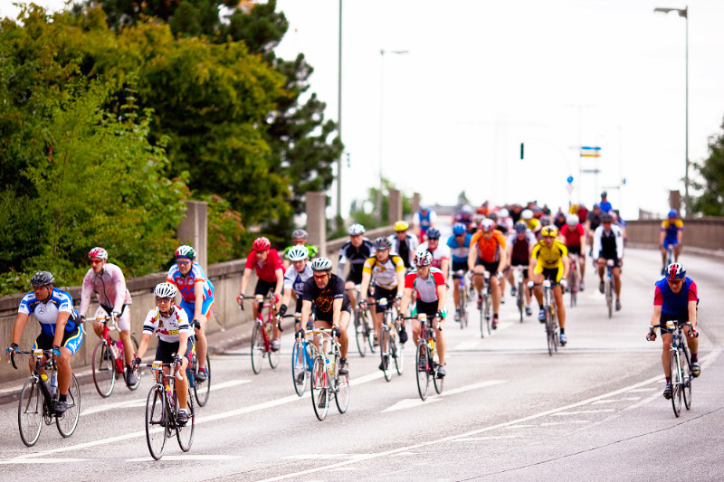 cyclassics 2023 fahrradfahrer auf einer bruecke