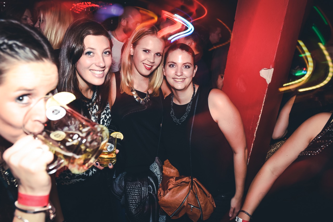 Partytour hamburg huebsche menschen in coolen clubs